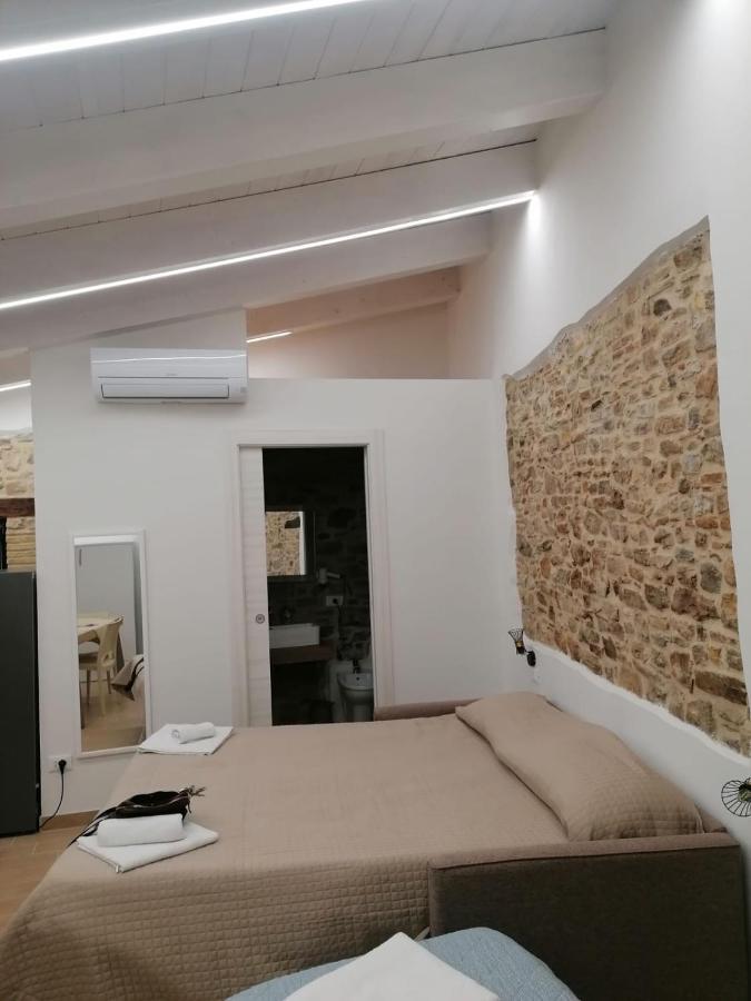B&B Sotto Le Mura Pietra Montecorvino Екстериор снимка